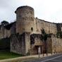 La Réole : Le château des Quat'Sos (Quatre Sœurs) fut fortifié à la fin du XIIe siècle. Assiégé en 1345, il fut finalement en partie démantelé en 1629 sur ordre du Cardinal de Richelieu. Aujourd'hui trois tours subsistent en l'état dont celle du sud-ouest